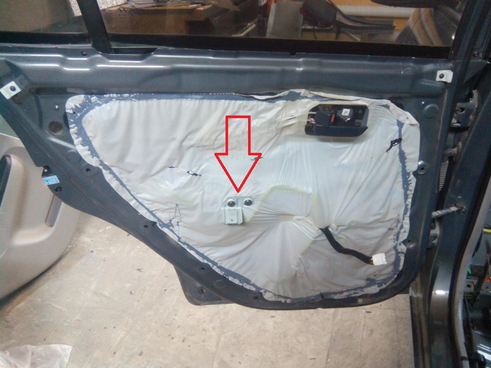 Открутить крепление влагозащитной пленки задней двери на автомобиле Hyundai Accent MC