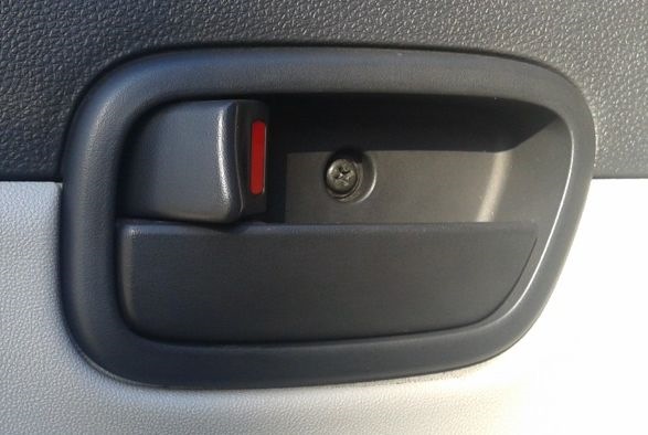 Открутить саморез крепления внутренней ручки задней двери на автомобиле Hyundai Accent MC