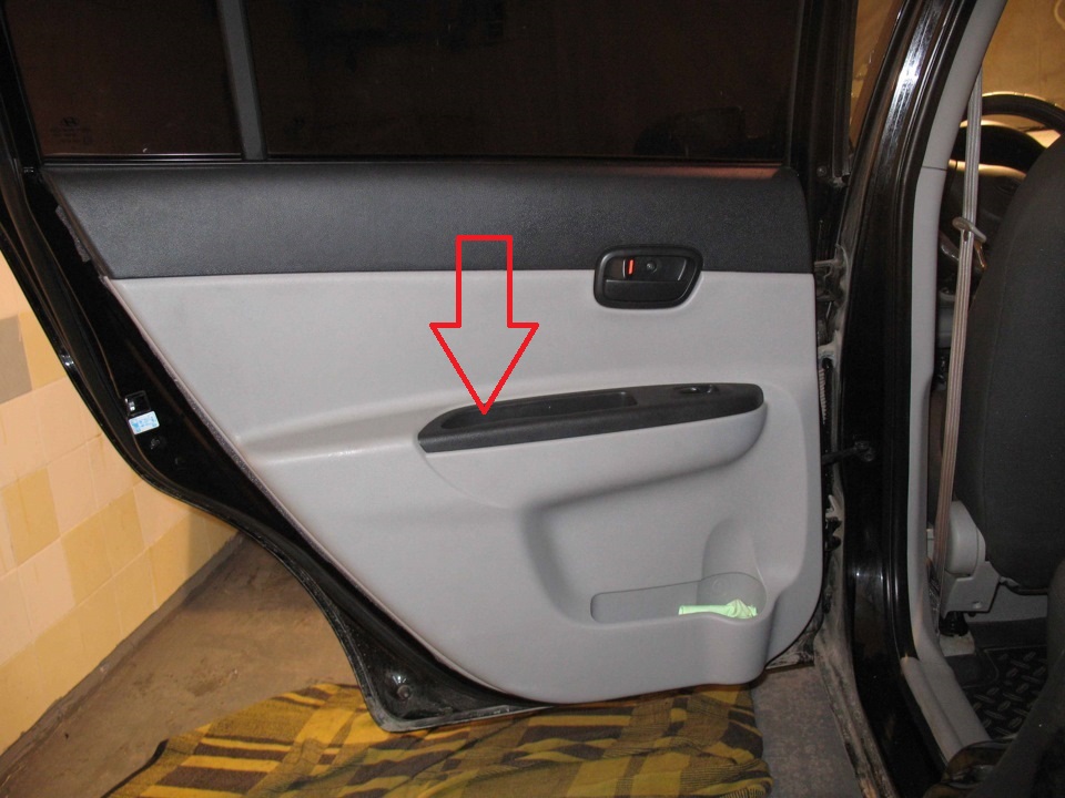 Расположение крепления самореза крепления обивки к внутренней панели двери на автомобиле Hyundai Accent MC