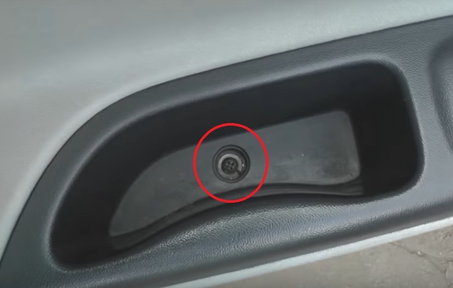 Расположение саморез крепления обивки задней двери к внутренней панели двери на автомобиле Hyundai Accent MC