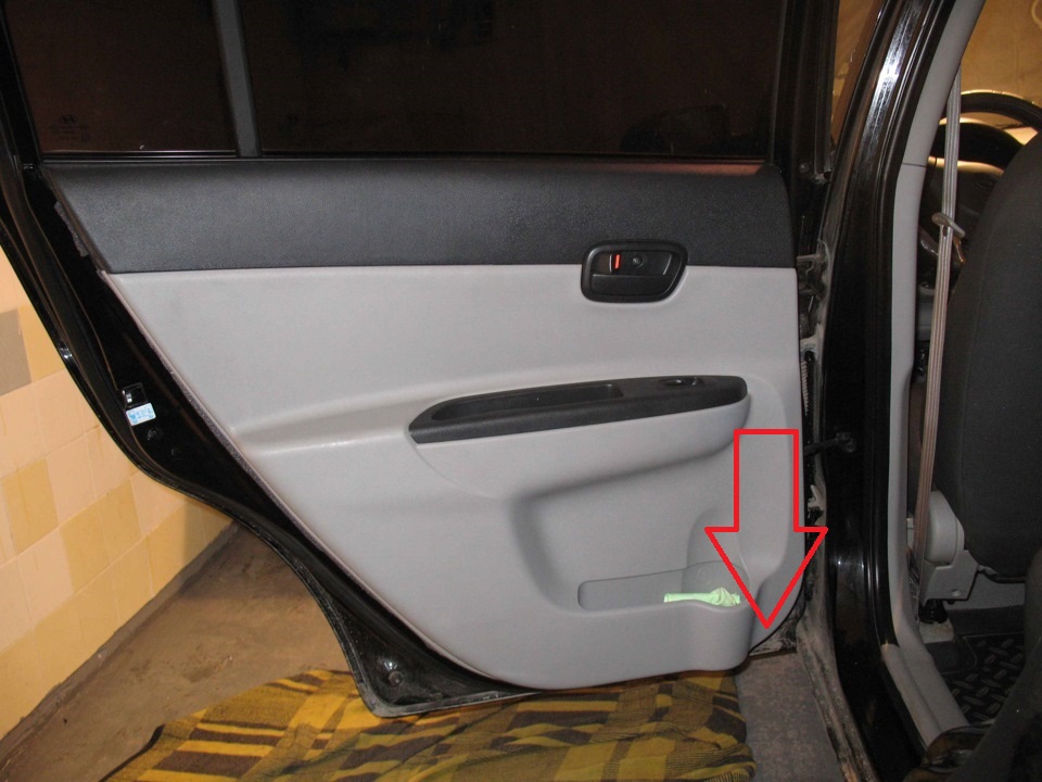 Расположение крепления обивки внизу двери на автомобиле Hyundai Accent MC