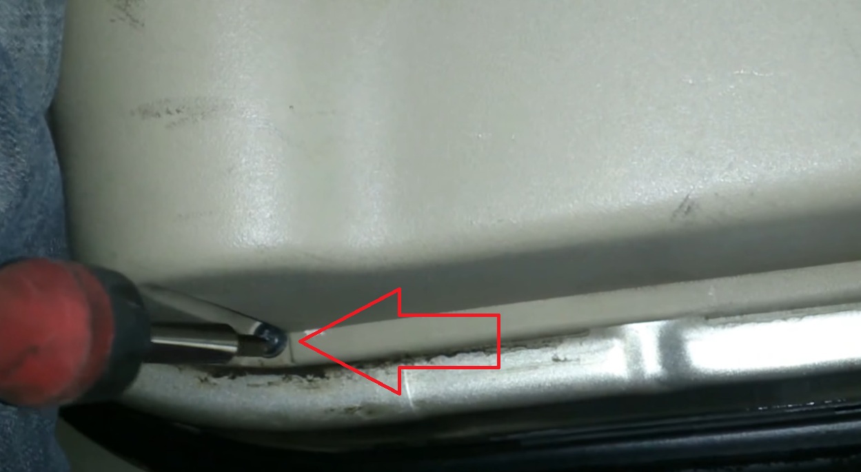 Открутить саморез крепления обивки внизу двери на автомобиле Hyundai Accent MC