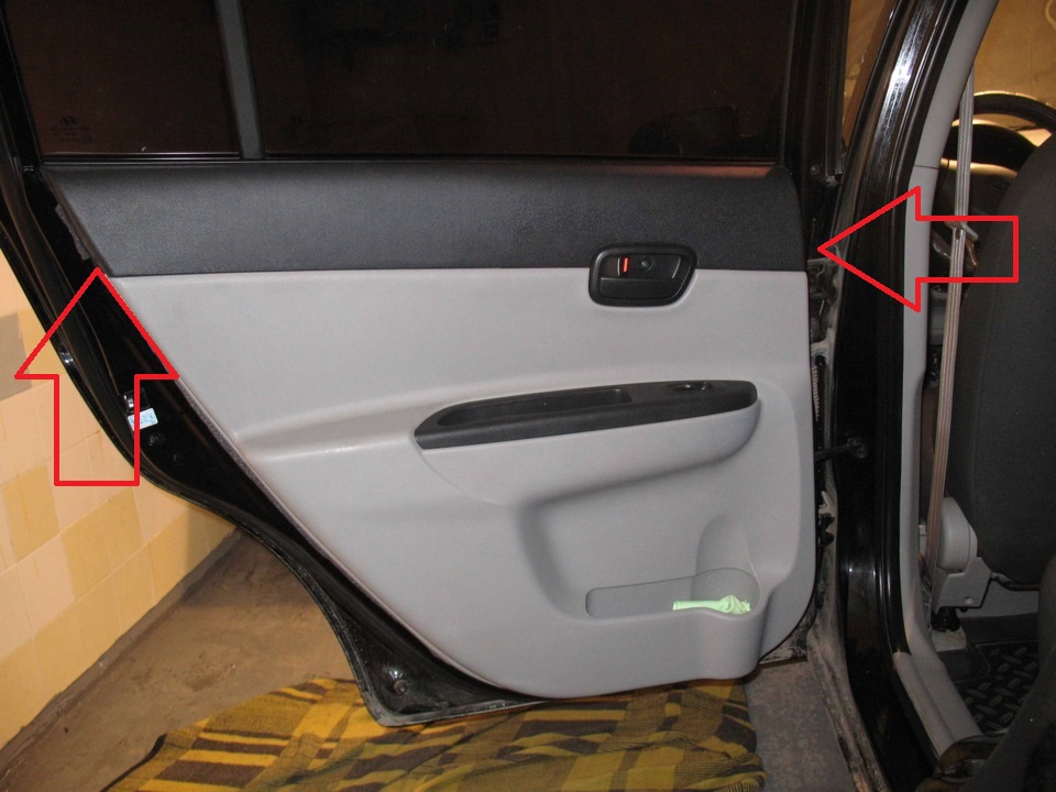 Расположение крепления саморезов обивки задней двери по краях на автомобиле Hyundai Accent MC