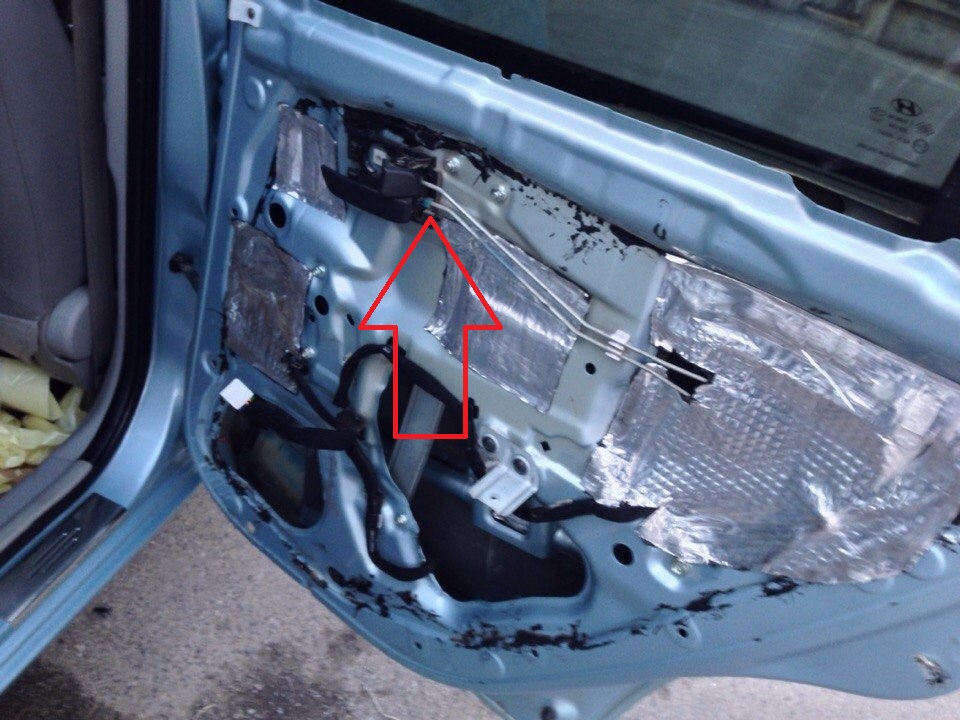 Расположение тяги открывания и блокировки заднего замка на автомобиле Hyundai Accent MC