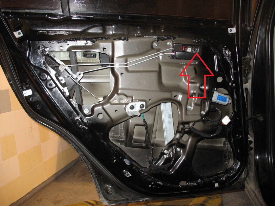 Расположение крепления внутренней ручки задней двери на автомобиле Hyundai Accent MC