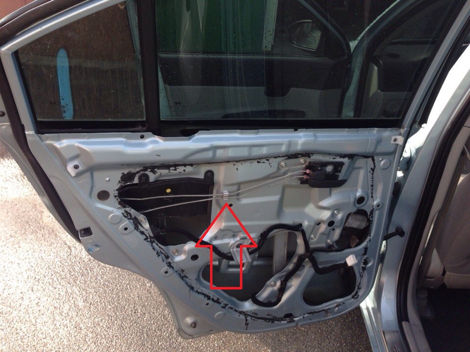 Расположение пластмассового фиксатора тяг внутренней ручки замка задней двери на автомобиле Hyundai Accent MC