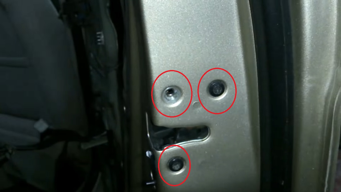 Расположение крепления заднего замка к торцу задней двери на автомобиле Hyundai Accent MC