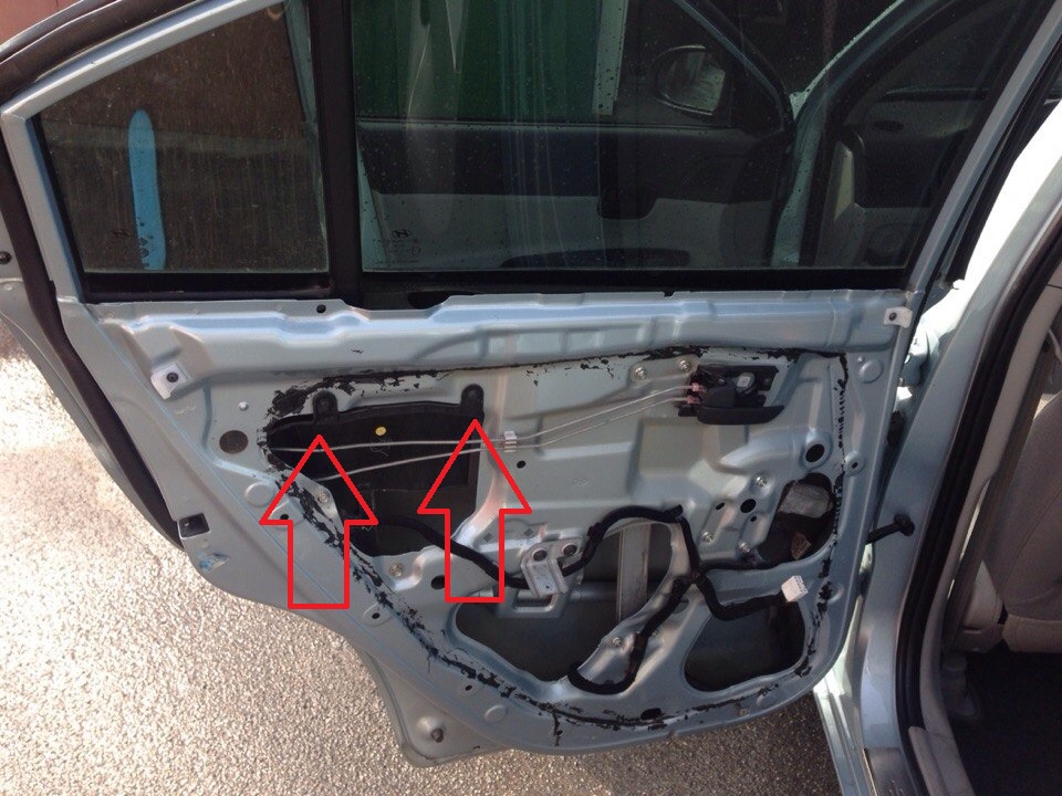 Расположение крепления крышки блокировочной тяги на автомобиле Hyundai Accent MC