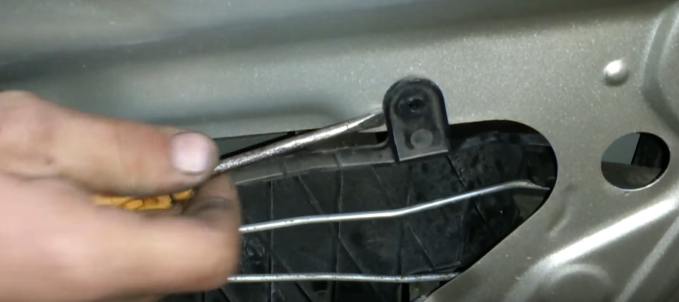Отсоединить фиксаторы крышки блокировочных тяг на автомобиле Hyundai Accent MC