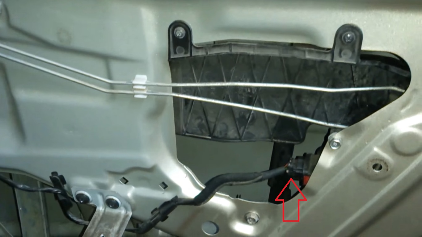 Отжать фиксатор колодки жгута проводов замка задней двери на автомобиле Hyundai Accent MC