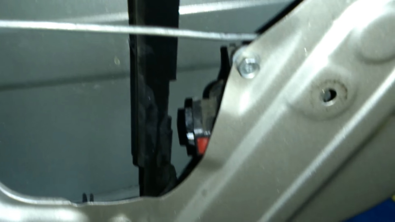 Отсоединить колодку жгута проводов от замка задней двери на автомобиле Hyundai Accent MC