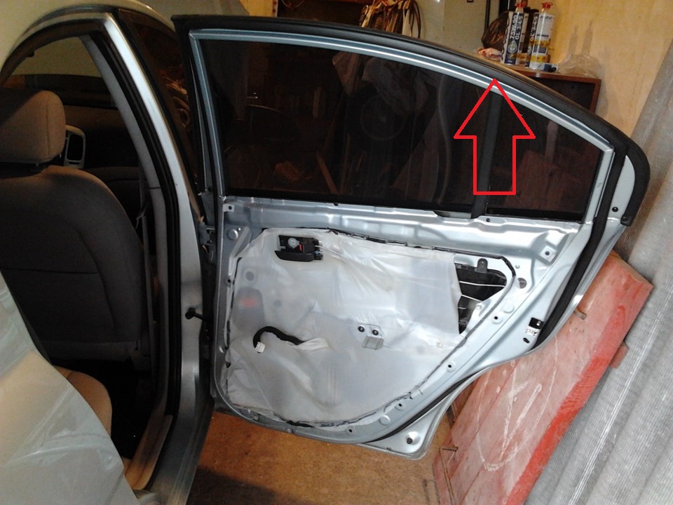 Расположение крепления верхнего самореза направляющей стекла на автомобиле Hyundai Accent MC