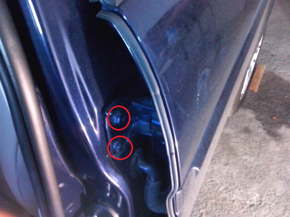 Отвернуть петли задней двери на автомобиле Hyundai Accent MC