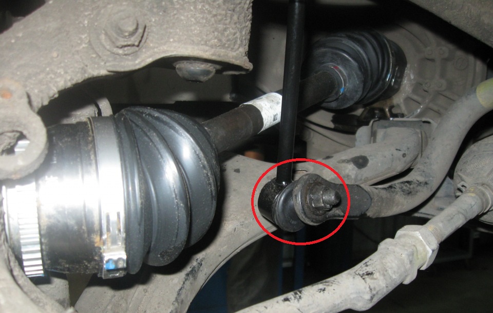 Расположение нижнего крепления стойки стабилизатора на автомобиле Hyundai Accent MC