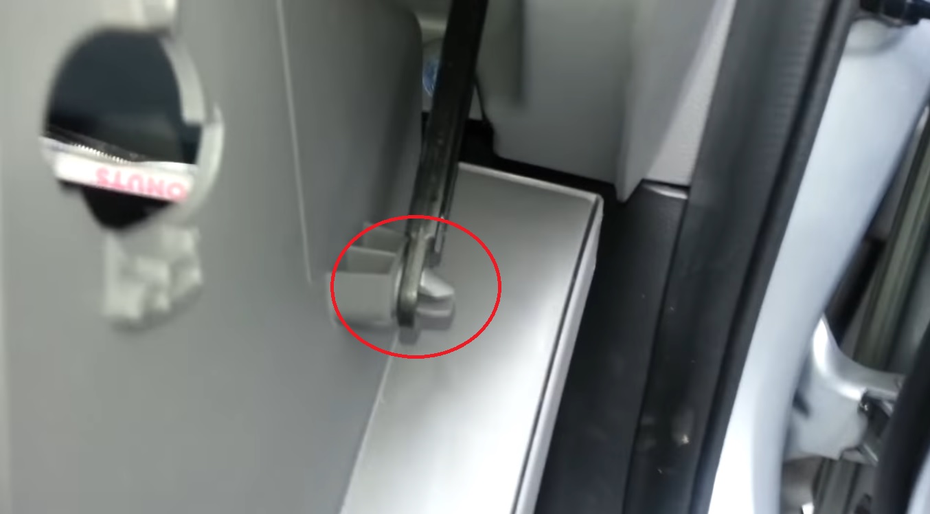 Расположение подъемного механизма бардачка на автомобиле Hyundai Elantra J5 MD