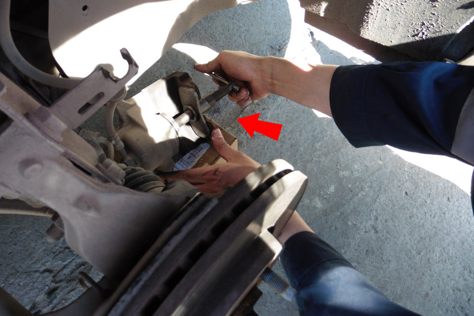 Утопить поршень тормозного цилиндра переднего колеса на автомобиле Chevrolet Cruze J300 2008-2016