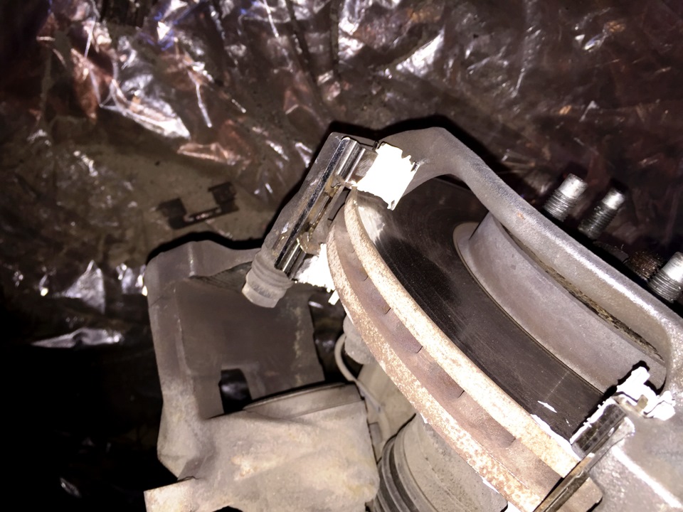 Установить направляющие скобы переднего суппорта на автомобиле Chevrolet Cruze J300 2008-2016