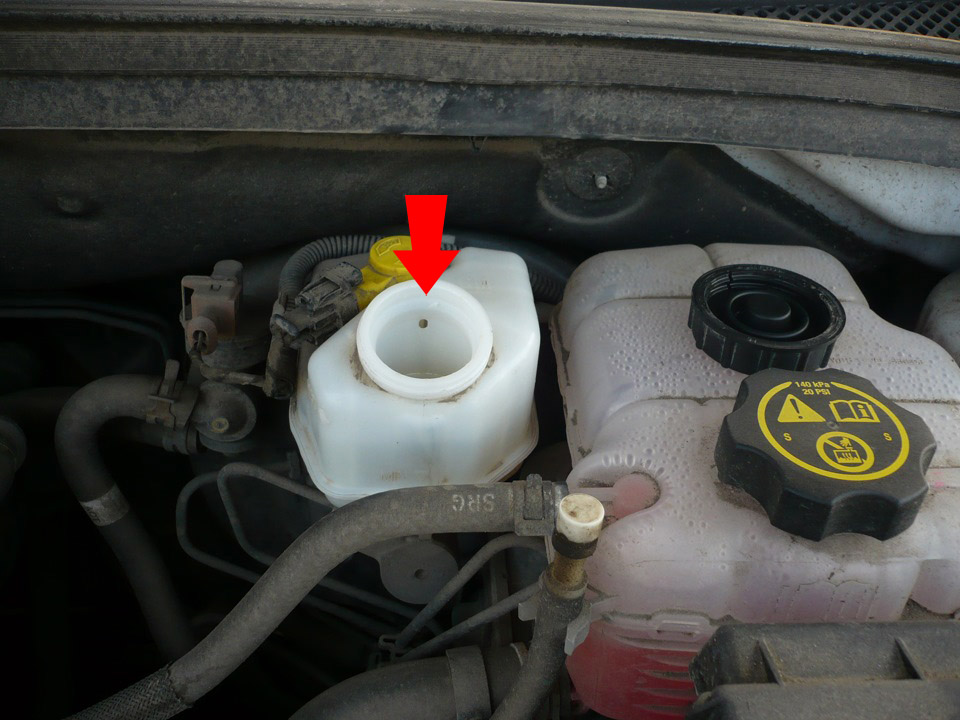 Довести уровень тормозной жидкости до нормы после замены тормозных колодок на автомобиле Chevrolet Cruze J300 2008-2016