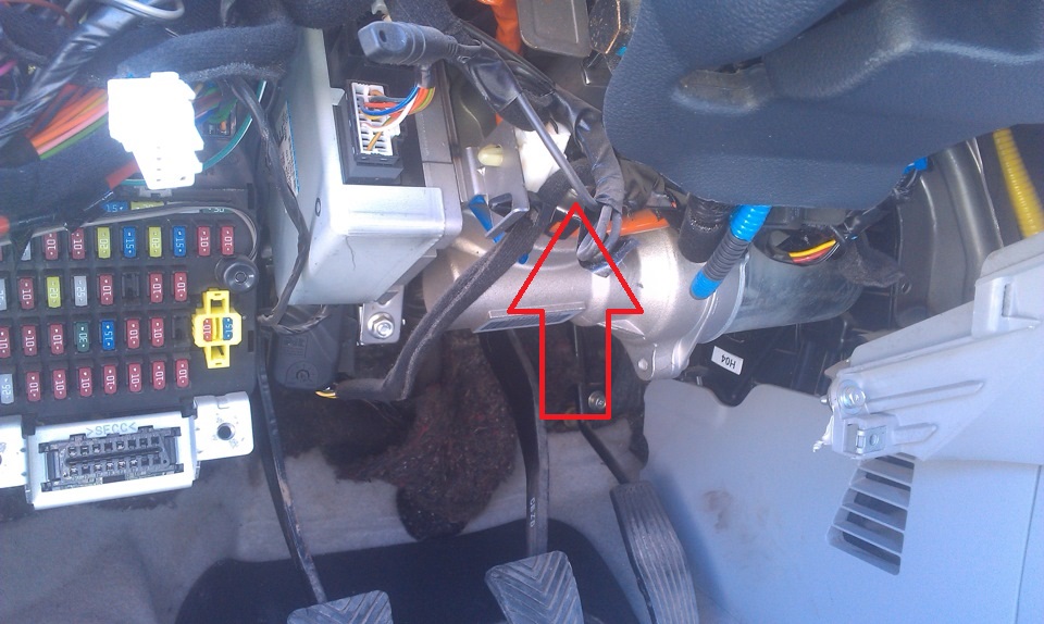 Расположение болта крепления провода колодки электроусилителя на автомобиле Hyundai Accent MC