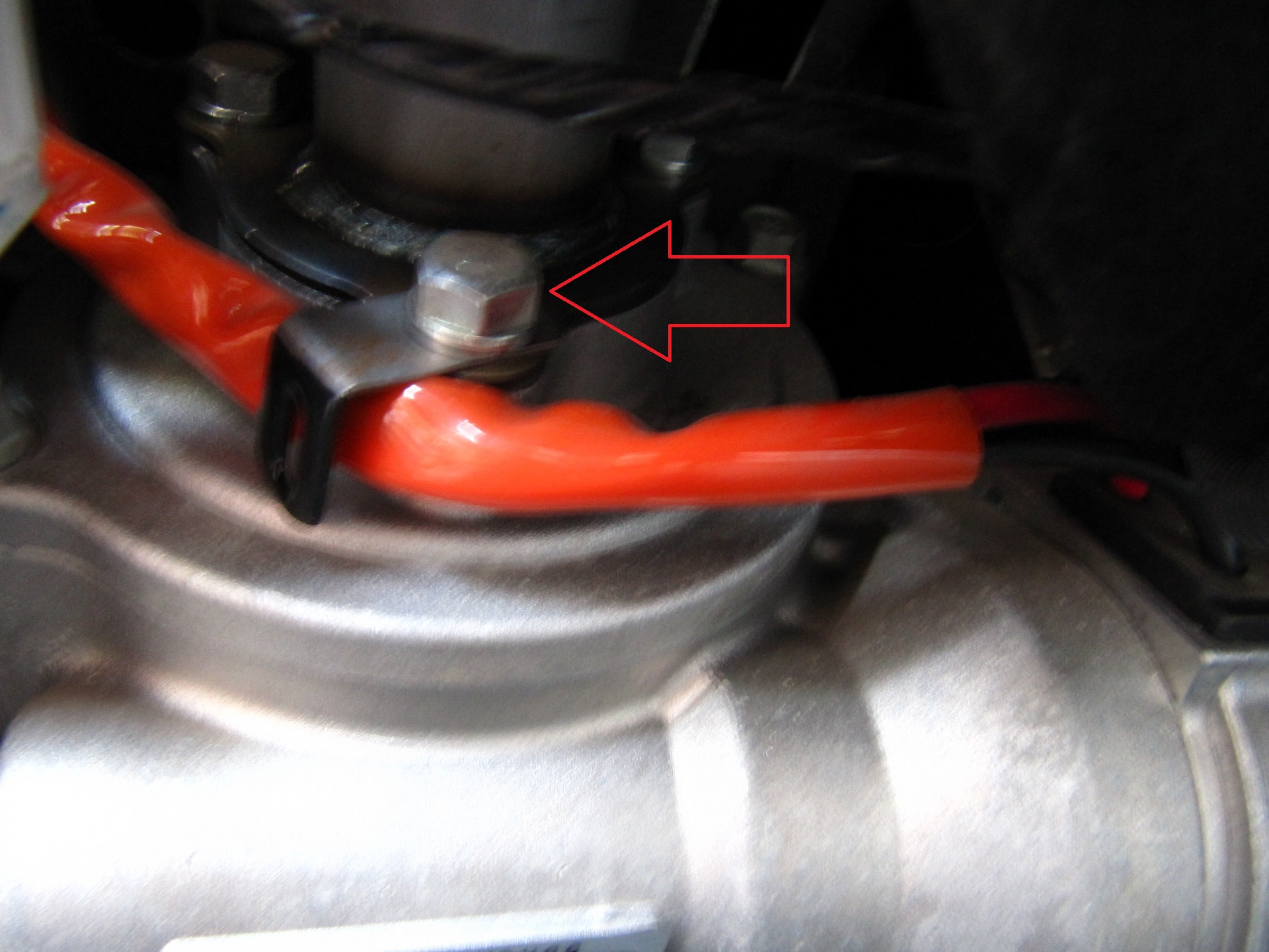 Открутить болт крепления провода колодки электроусилителя руля на автомобиле Hyundai Accent MC