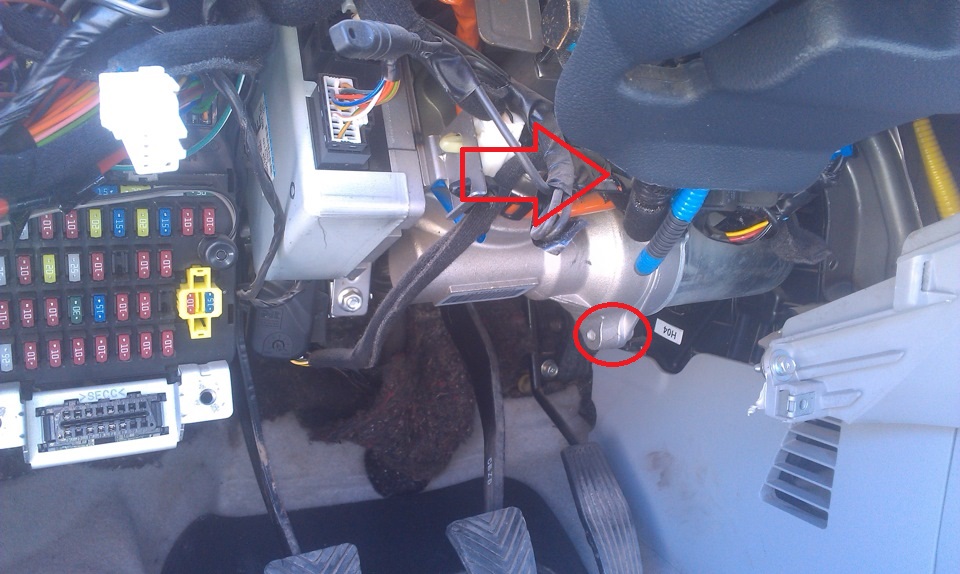 Расположение крепления электроусилителя руля на автомобиле Hyundai Accent MC