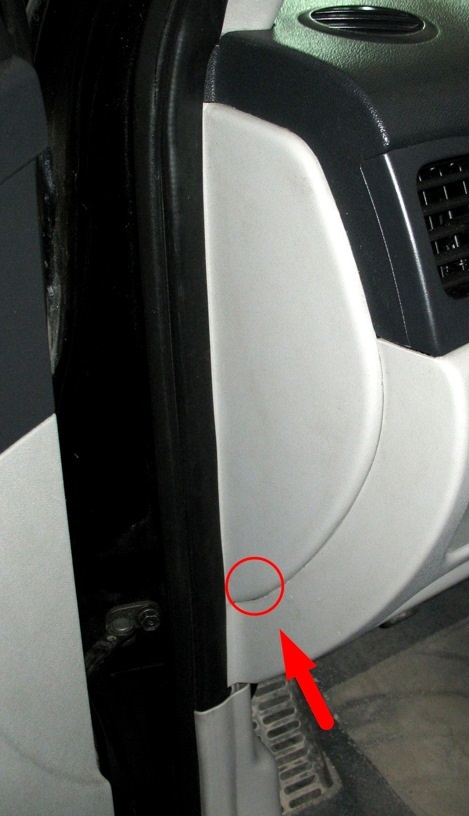 Снять боковую облицовку торпеды со стороны водителя на автомобиле Hyundai Accent MC