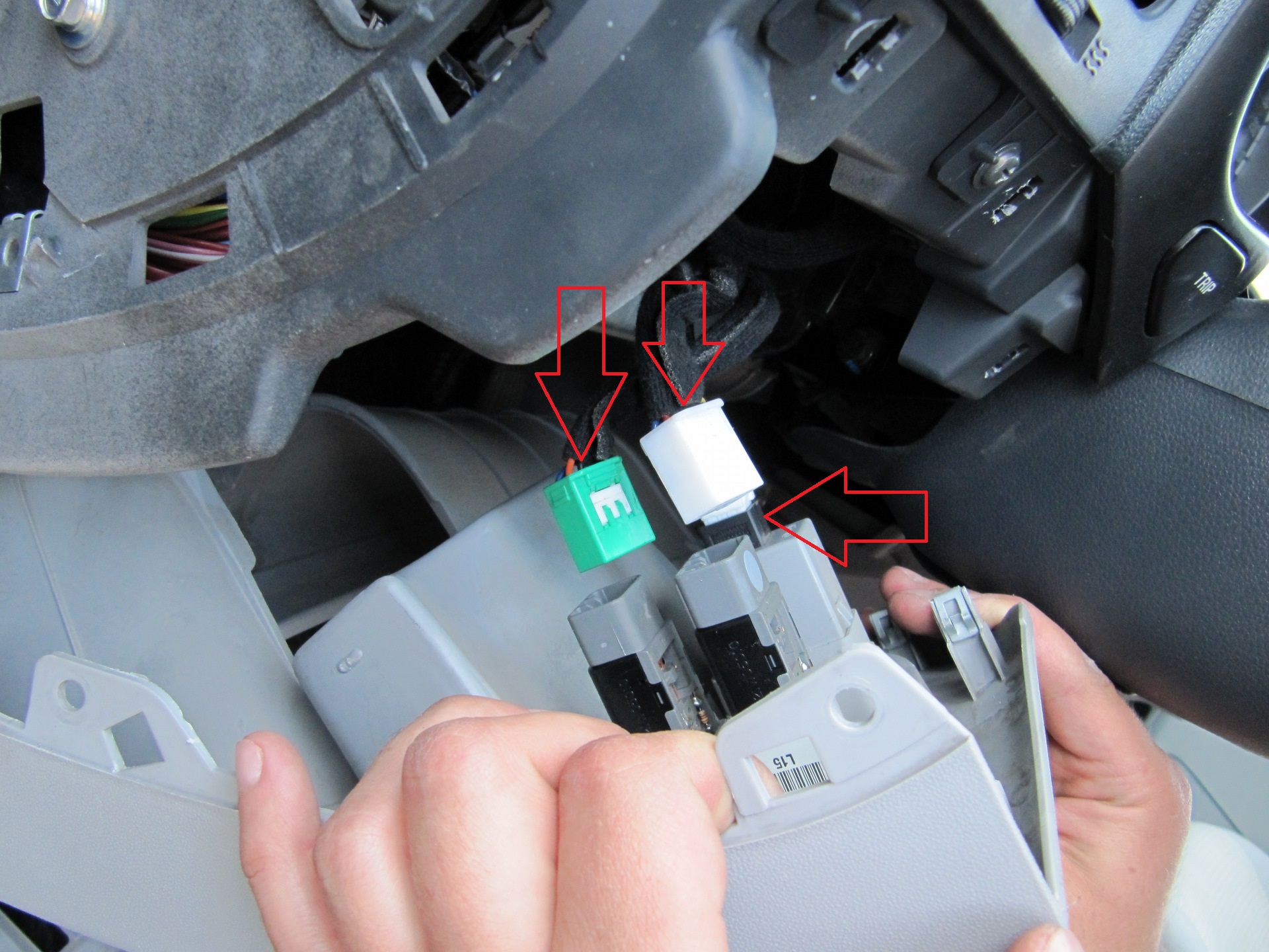 Отсоединить колодки проводов ПТФ и корректора фар на автомобиле Hyundai Accent MC