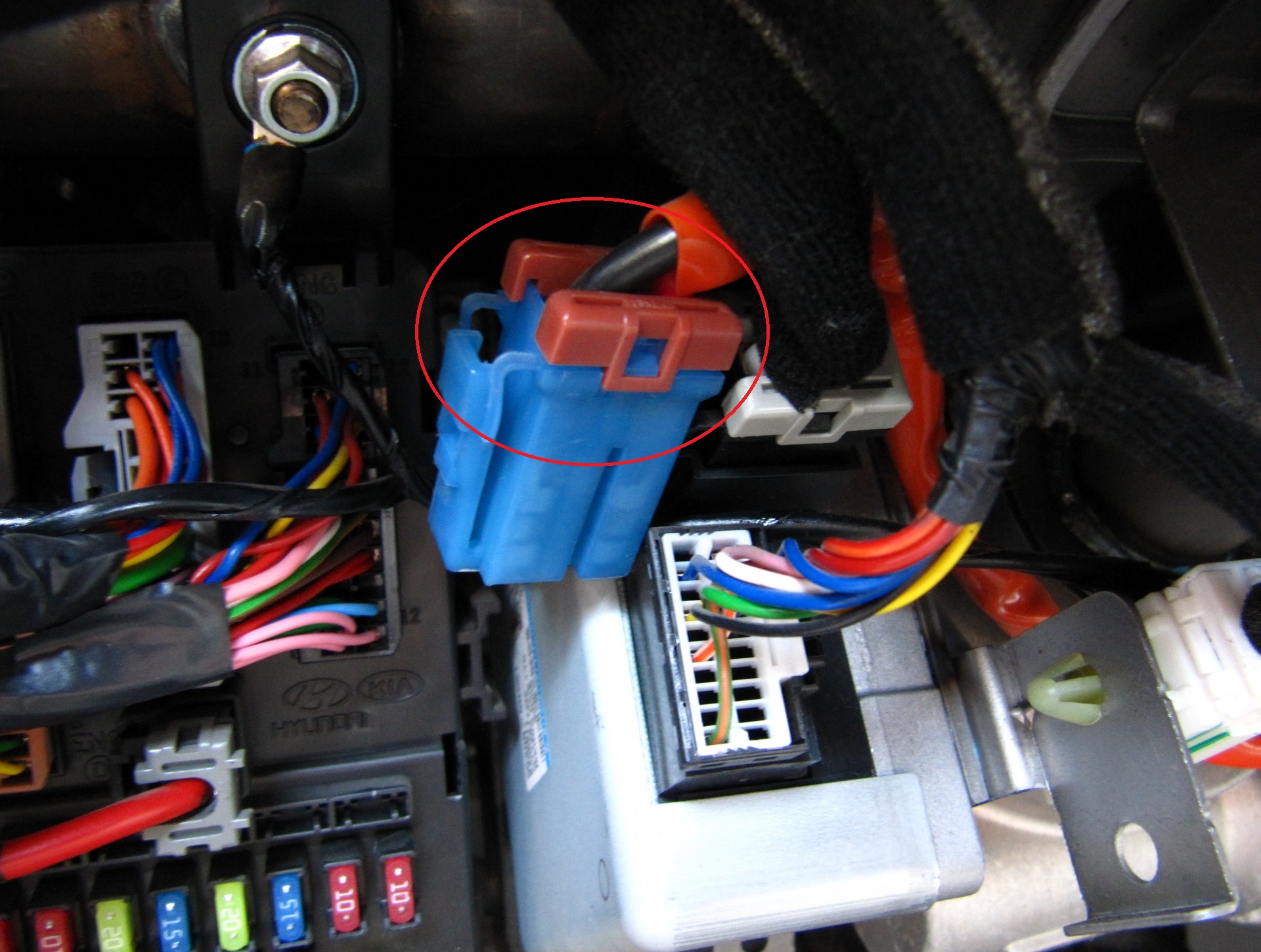Расположение колодки проводов электроусилителя руля на автомобиле Hyundai Accent MC