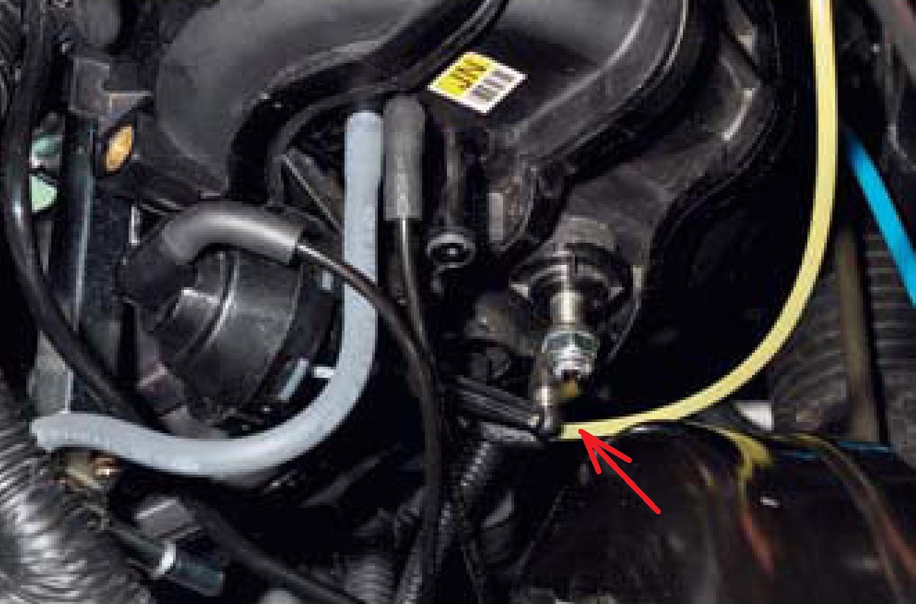 Размещение трубки подвода разрежения к пневмокамере приводов заслонок системы отопления и вентиляции от впускного коллектора двигателя F16D3 Daewoo Nexia N150