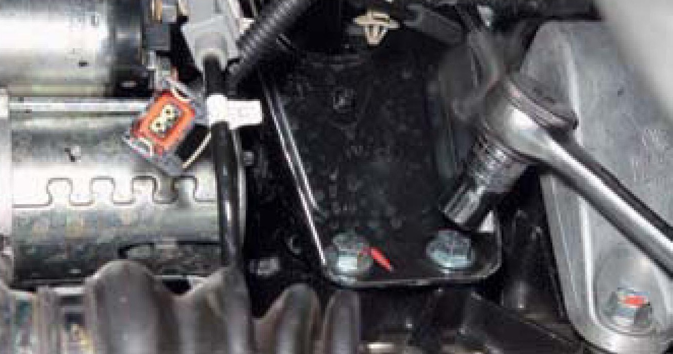 Отворачивание нижних болтов крепления кронштейна впускного коллектора к блоку цилиндров двигателя F16D3 Daewoo Nexia N150