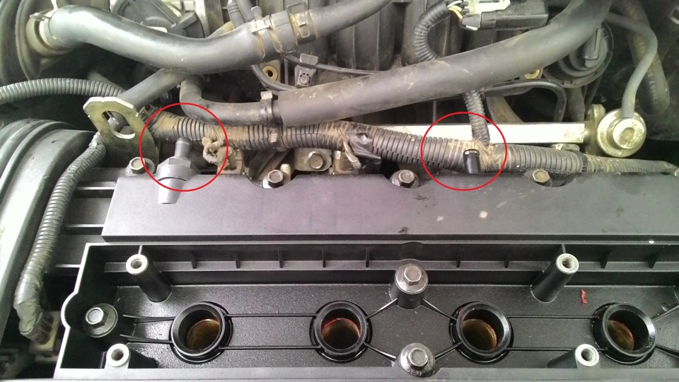 Размещение патрубков вентиляции картера на крышке головки блока цилиндров двигателя F16D3 Daewoo Nexia N150
