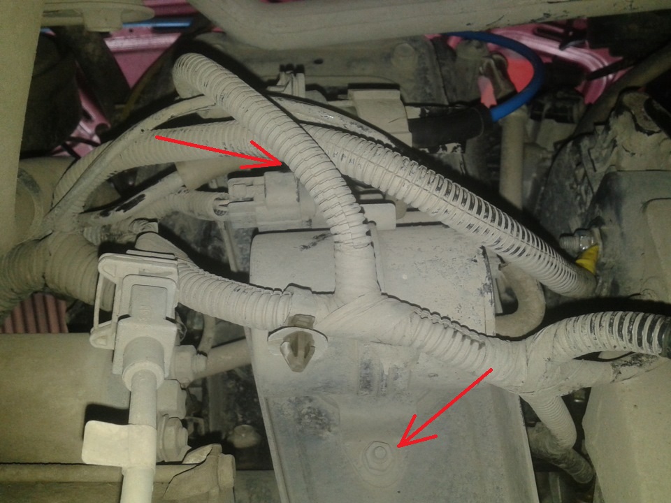 Размещение гаек крепления кронштейна резервуара и клапана к кронштейну впускного трубопровода двигателя F16D3 Daewoo Nexia N150
