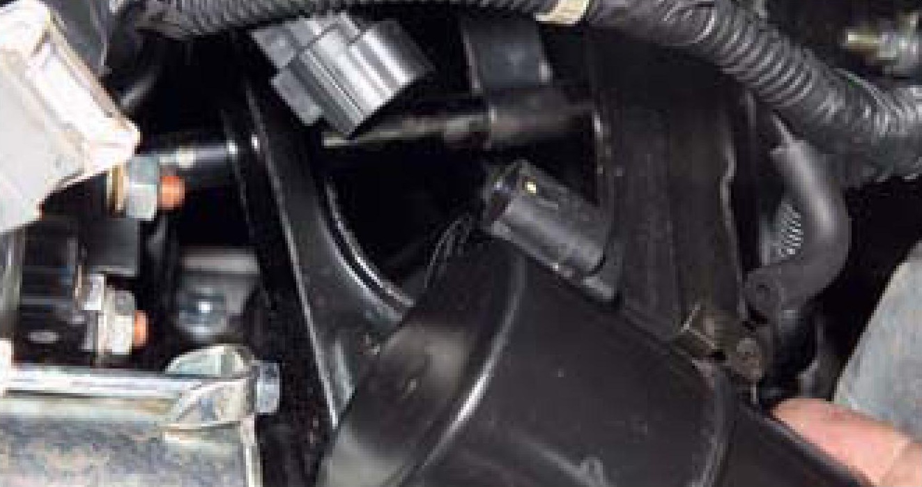 Отсоединенная колодка жгута проводов от разъема клапана изменения длины впускного трубопровода двигателя F16D3 Daewoo Nexia N150