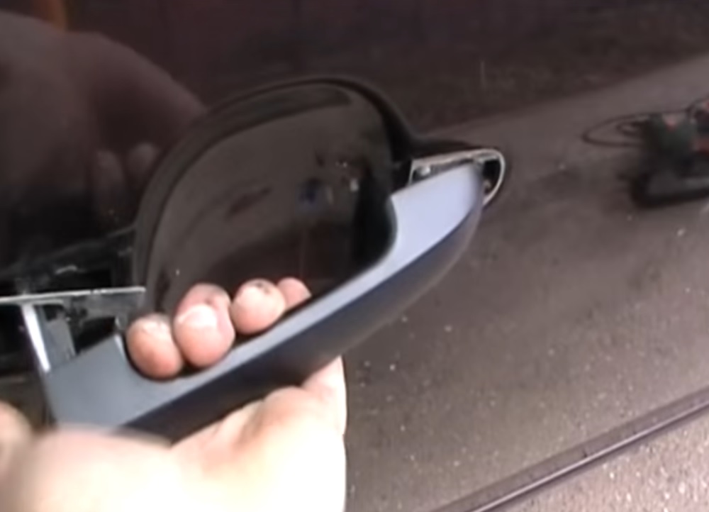 Снять наружную ручку передней двери на автомобиле Hyundai Accent MC