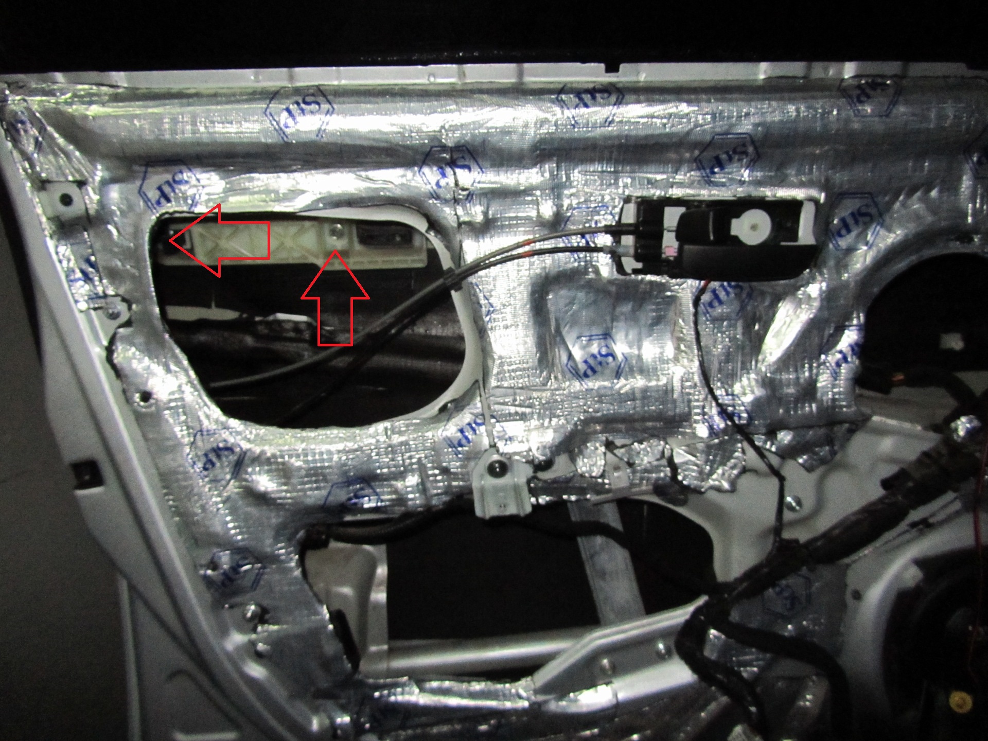 Расположение крепления наружной ручки передней двери на автомобиле Hyundai Accent MC