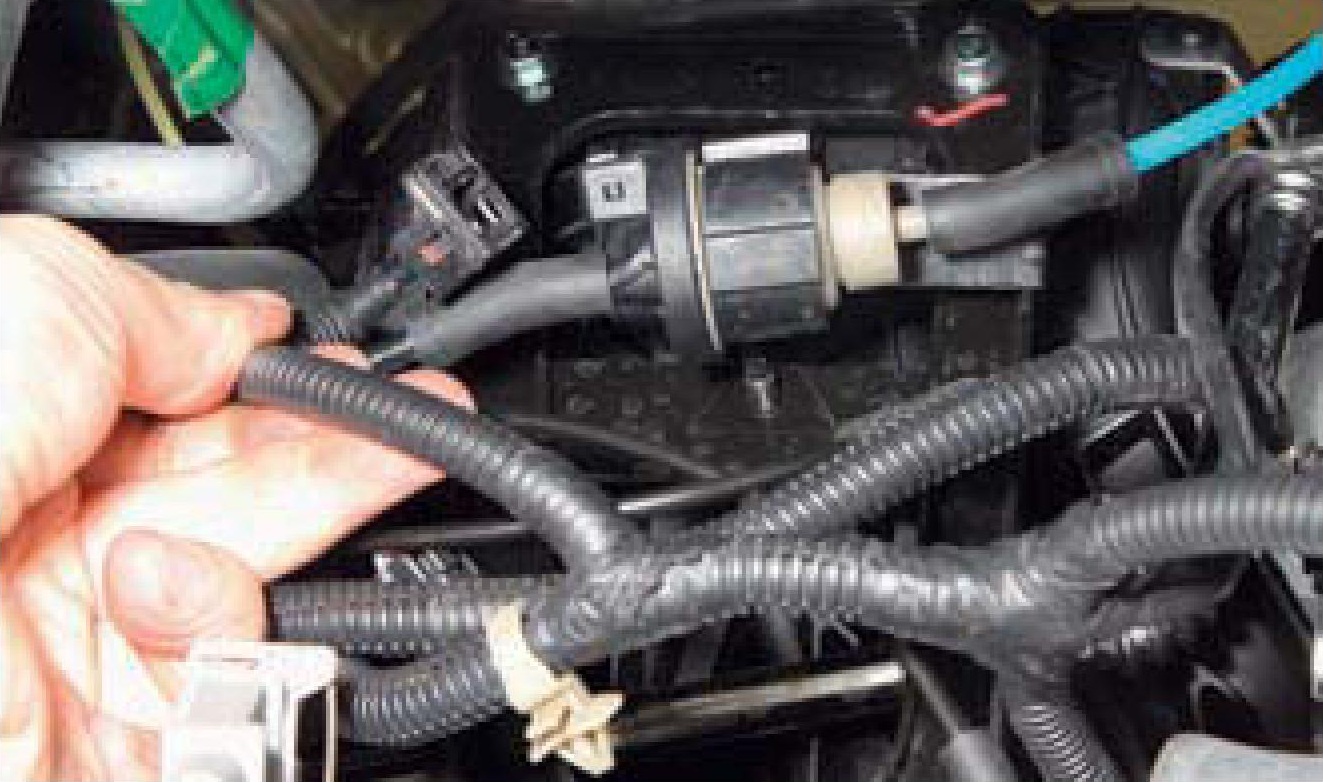Отсоединение колодки жгута проводов от разъема клапана продувки адсорбера двигателя F16D3 Daewoo Nexia N150
