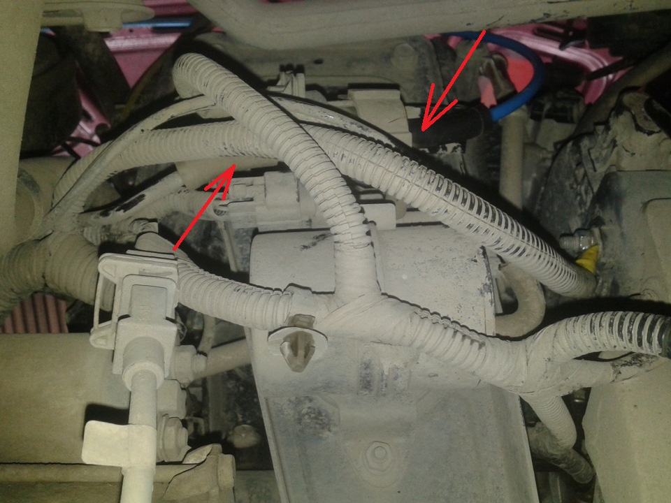 Размещение подсоединенных трубок к штуцерам клапана продувки адсорбера двигателя F16D3 Daewoo Nexia N150