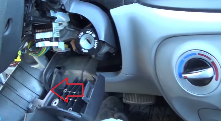 Вывести кожух рулевой колонки из рычага регулировки руля на автомобиле Hyundai Accent MC