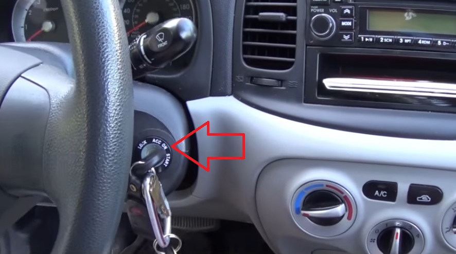 Вставить ключ в замок зажигания и повернуть его в положение ON на автомобиле Hyundai Accent MC