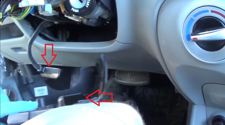 Снять нижний кожух рулевой колонки на автомобиле Hyundai Accent MC