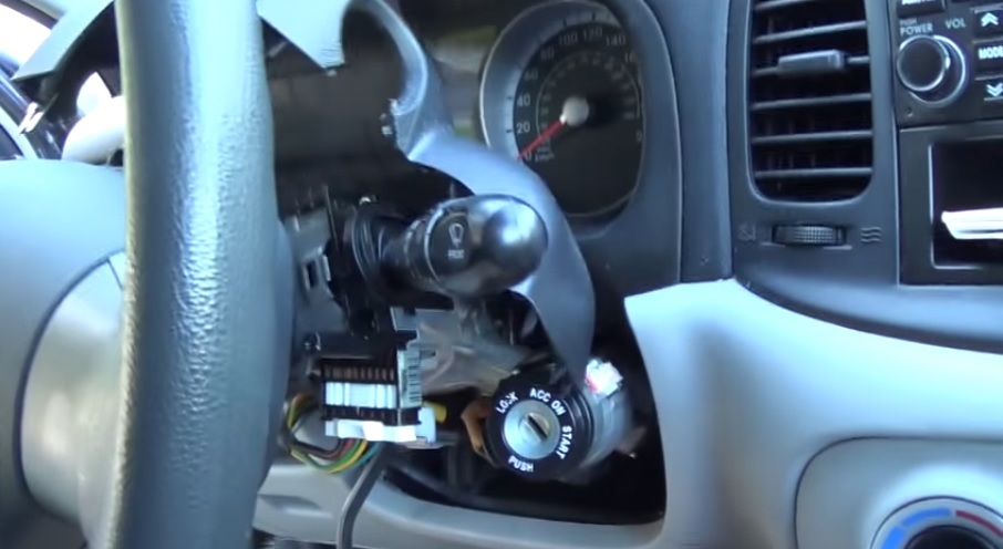 Снять верхний кожух рулевой колонки на автомобиле Hyundai Accent MC