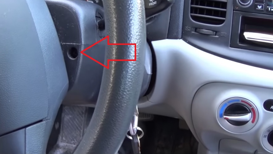 Расположение крепления кожуха рулевой колонки с левой стороны на автомобиле Hyundai Accent MC