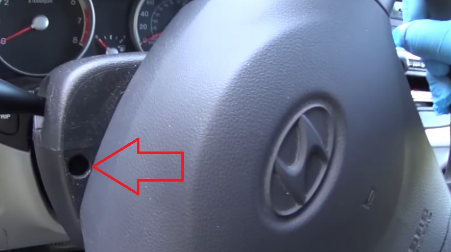 Расположение крепления самореза кожуха рулевой колонки с правой стороны на автомобиле Hyundai Accent MC