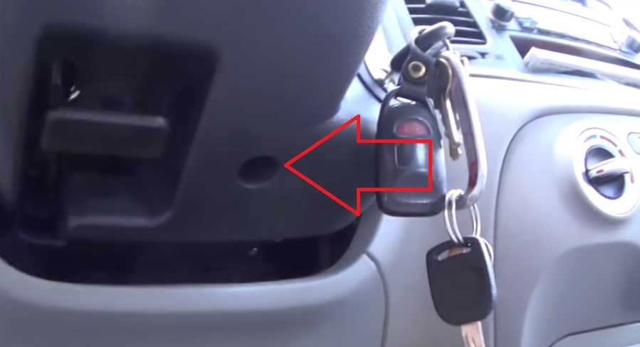 Расположение нижнего крепления кожуха рулевой колонки на автомобиле Hyundai Accent MC