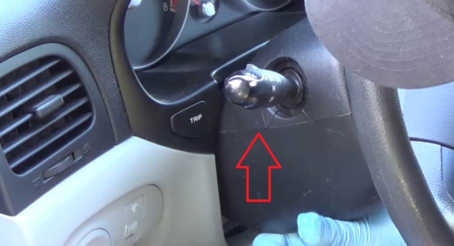 Отжать фиксаторы кожуха рулевой колонки на автомобиле Hyundai Accent MC