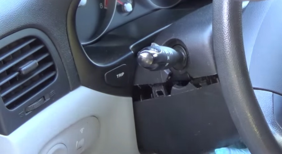 Разъединить верхнюю и нижнюю части кожуха рулевой колонки на автомобиле Hyundai Accent MC
