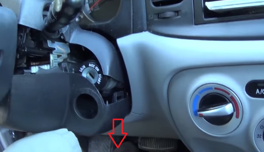 Потянуть вниз нижний кожух рулевого колеса на автомобиле Hyundai Accent MC