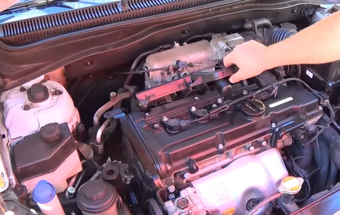 Отвести в сторону защиту шлейфа двигателя 1.6л на автомобиле Hyundai Accent MC