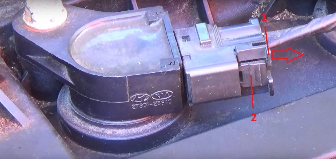 Расположение крепления колодки катушки зажигания 1.6л двигателя на автомобиле Hyundai Accent MC