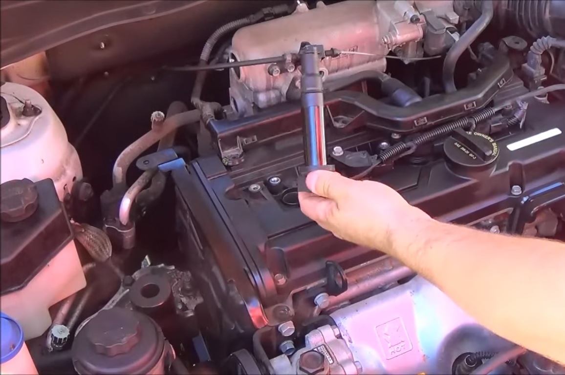 Достать катушку зажигания из колодца 1.6л двигателя на автомобиле Hyundai Accent MC